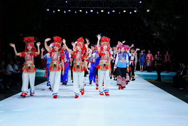 股票配资平台代理 云南石屏指尖技艺“绣”出乡村振兴新图景