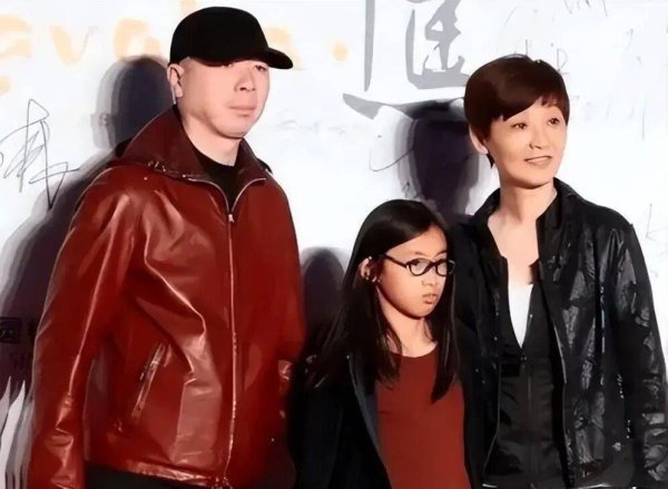 股票配资股票配资公司 徐帆携养女力证婚姻稳定，冯小刚送机亲密举动引争议