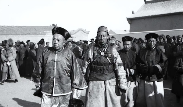 炒股股票配资官网 大清覆灭后，北京的几十万旗人，为何宁愿全家饿死也不肯干活？