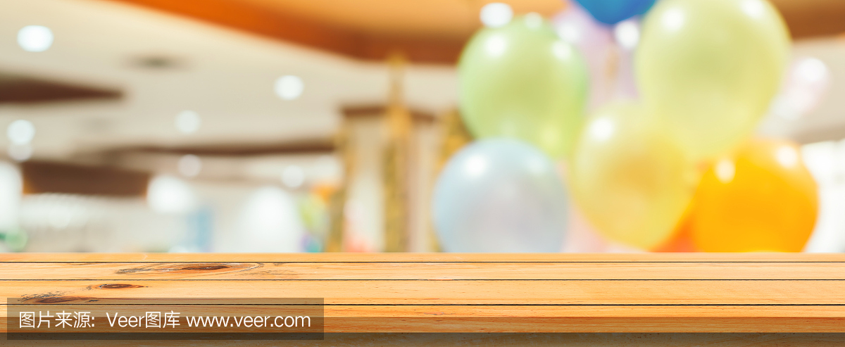 木板空桌子模糊背景。透视棕色木材在百货公司模糊-可以用于显示或蒙太奇您的产品。模拟展示产品